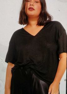 H&amp;M Black V-Neck Tee  (size -xs)
