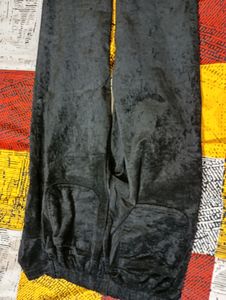 YOU LIKE THIS BLACK VELVET JEANS AND GOOD CONDITION.