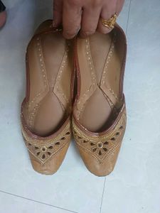 Stylish Embroidered Juttis/Mojaris