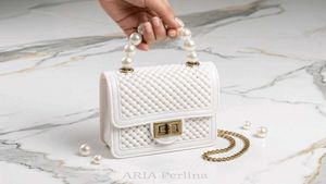 Cute Pearl Handle white Handbag