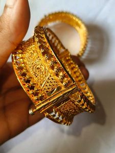Exquisite Gold Tone Designer Bangles