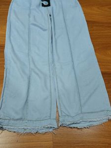 Light Wash Wide Leg Jeans (high waist =32-34)