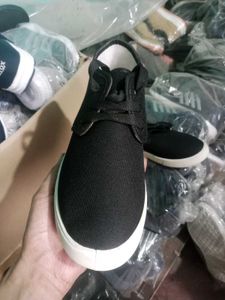 NEW NO USED CASUAL SHOES