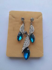 A Pair Of Western Earrings & 1 Pendant Set