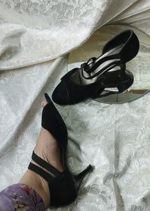 Black Strap Heels 🖤🪞
