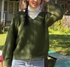 Cozy V-Neck green sweater 💚