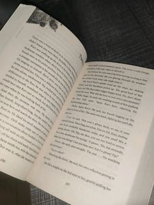 No.1 New York Times Bestselling Author Holly Jacks
