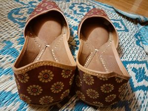 brand new Burgundy Floral Juttis - Size 7