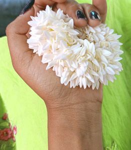 Elegant White Flower Hair Accessory..🎀🪷👒✨
