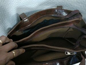 BEST  STYLISH AND SPACIOUS HANDBAG