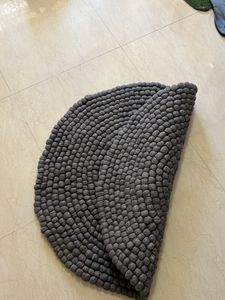 It’s New Pabbel Woolen Carpet of Grey Colour