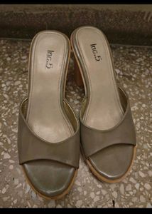 inc 5 nwt heels