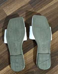 Showtopia Chic White Quilted Slides