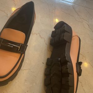 Chic Peach &amp; Black Loafers