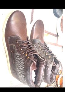 Provague Shoe Peeling On Top High Neck