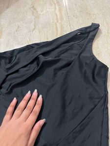 Black One-Shoulder Swimsuit