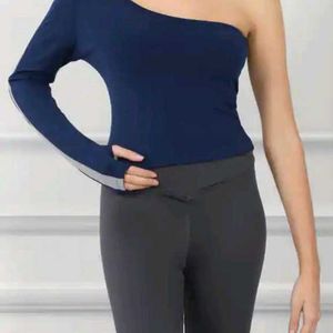 M size Stylish One-Shoulder Striped gymwear Top