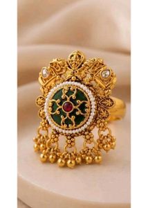 New and unused Stunning Gold Plated Emerald Ring