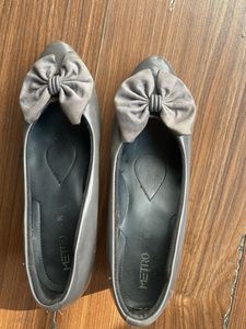 Chic Grey Ballet Flats with Bow Detail