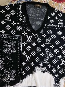 Stylish Black &amp; White Monogram Print Top