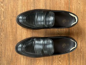 Stylish Black Textured Loafers