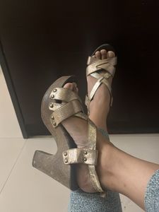 Stylish Gold Woven Sandals Eu 36