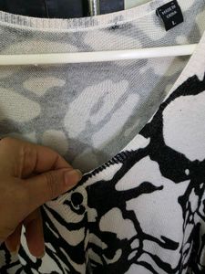 Stylish Black &amp; White Knit Cardigan