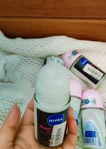 Pack of 4 - Full size Nivea Pearl &amp; Beauty Deodora