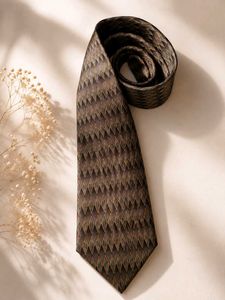 Elegant Diamond Pattern Tie