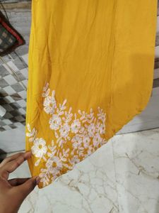 Elegant White Kurta with Floral Embroidery