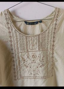 AVAASA Elegant Embroidered Kurti
