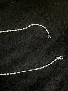 Elegant Silver Twisted Chain Necklace.. unused