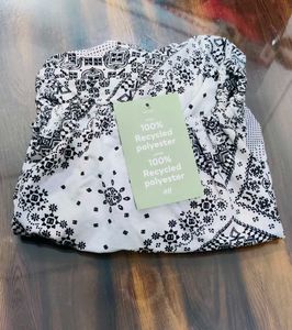 Chic Black &amp; White Patterned Crop Top