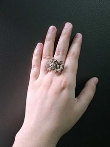 Elegant Floral Ring with Rhinestones