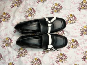 Chic Black Loafers with Bow Detail