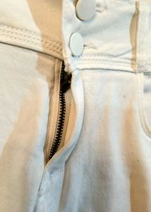 WHITE SKIN- FIT JEANS
