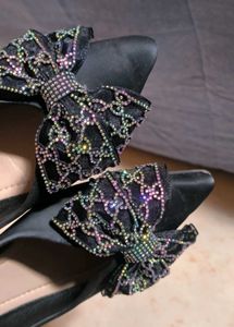 Elegant Black Flats with Bow Embellishment