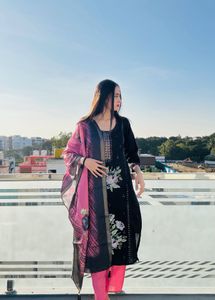 Elegant Black Kurta Set with Floral Embroidery