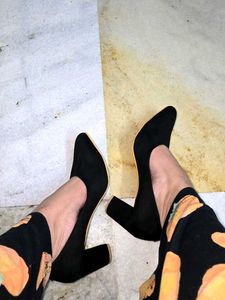 BLACK VELVET PUMP BLOCK HEEL