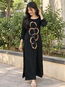Elegant Black Kurta with Floral Embroidery