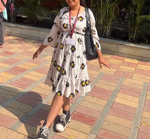 Cute Daisy Print Tiered Midi Dress