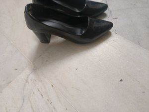 Chic Black Pointed Toe Heels