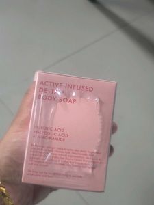 mCaffeine Guava Fizz De-Tan Soap (3 Soaps)
