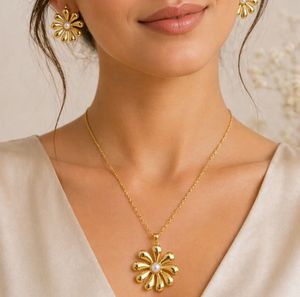 Daisy Flower Pearl Necklace &amp; Earrings Set