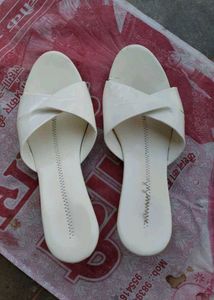 "FREEBIE" 🎀Stylish White Flat Sandals