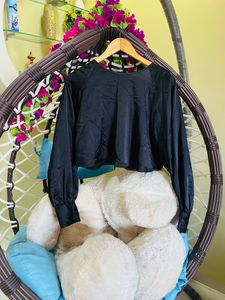 Chic Black Crop Top with Flowy Sleeves