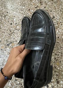 ZARA  100% leatherBlack Embossed Loafers