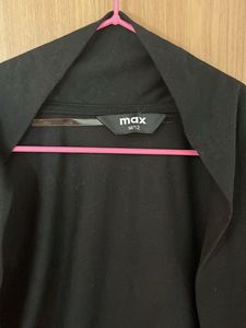 Max - Black Shrug | M