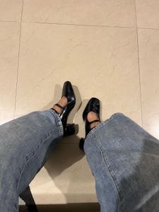 (kelly rear window)Chic Mary Jane heels