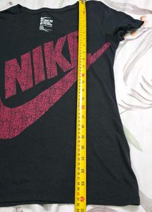 Nike Women’s DNA V-Neck Graphic T-Shirt